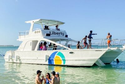 Catamaran Private Group Tour - Coastline Cruising and the Welcome Brindis Moment