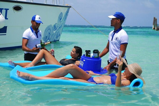 Catamaran Tour in Bavaro, Punta Cana – Snorkeling Experience - Drinks, music, and the social side of Punta Cana