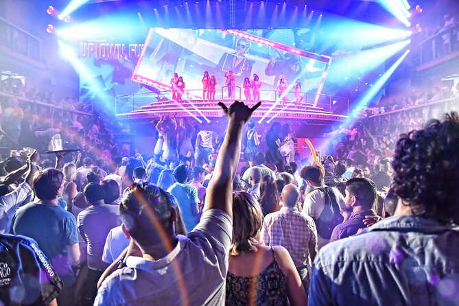 Coco Bongo Show and Disco - Standard vs VIP: the open bar piece that changes the whole mood