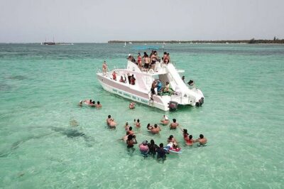 Crucero de Fiesta y Snorkel en Punta Cana - Boarding the Boat: Drinks, Fruit, and Onboard Entertainment