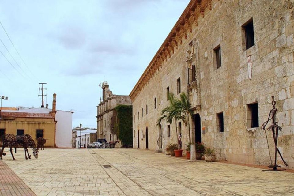 Discover Santo Domingo: Colonial History, Monuments & Lunch - Shopping stops and waiting time: where the day can feel long