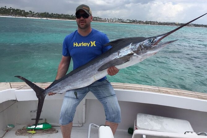 FISHING PRO CHARTERS - Boat Excursion - Divina - Crew on the boat: Primo, Kiko, Ariel, Nelson, and Junior