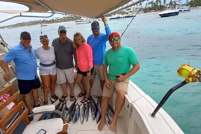 FISHING PRO CHARTERS - Boat Excursion – Mar-Quesa - Crew Help: The Difference Between Trying Alone and Landing Fish