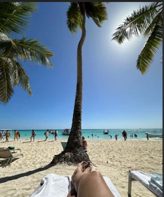 From Punta Cana: Saona Island Boat Trip with Buffet - On the water: views, wind, and the entertainment team’s role