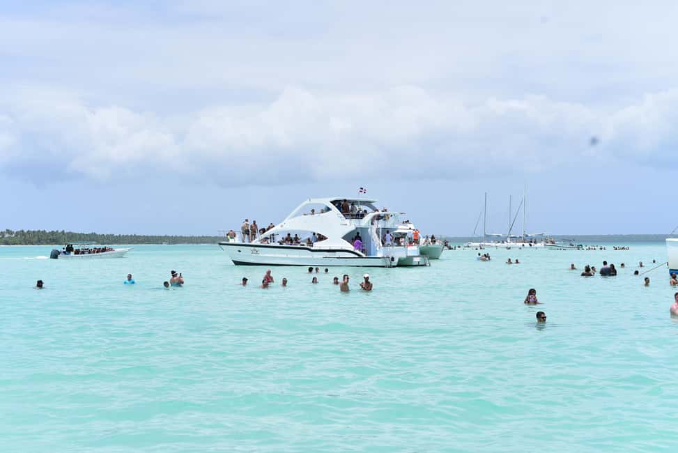 From Santo Domingo - Punta Cana: SAONA ISLAND Food & Drinks - Food and drinks: what’s included and how to get the most out of it