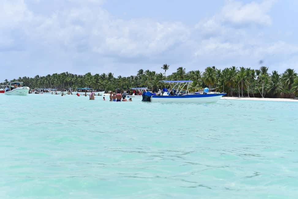 From Santo Domingo - Punta Cana: SAONA ISLAND Food & Drinks - The one reality check: tips and paid photos pressure