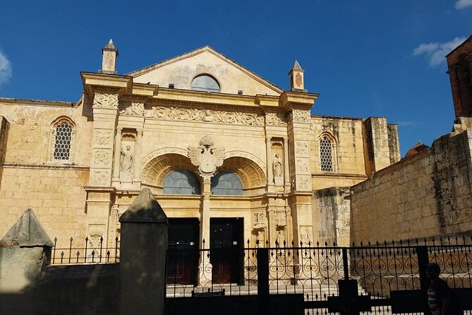 Full Day Santo Domingo Tour - Quick context stops: Police Palace and Calle Las Damas
