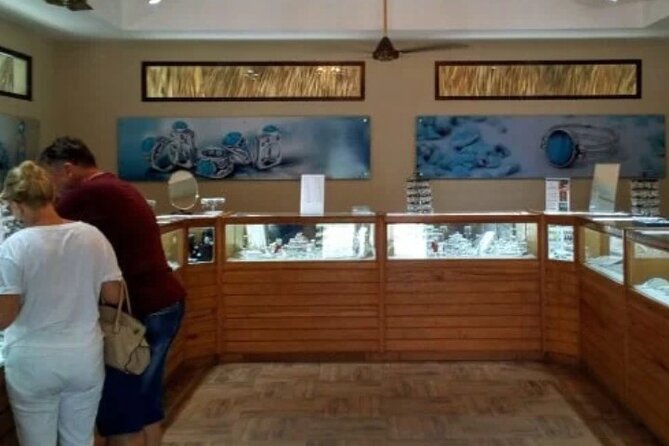 Guided Tour to Don Lucas Cigars Factory and Souvenirs Store - Souvenir shopping at Don Lucas: buying value in one place