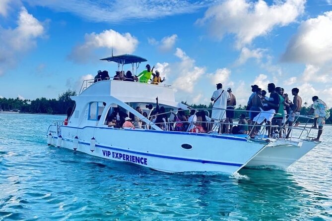 Hip Hop Beat and Live Dj Adults Only Party Boat and Free drinks - Boarding The Boat: Comfortable, Safe, and Animated