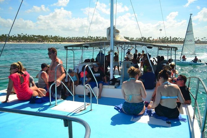 Party boat in Catamaran with Open Bar Only Adults + Snorkeling - The afternoon flow: pickup, coast cruise, natural pool stop