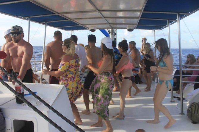 Party boat in Catamaran with Open Bar Only Adults + Snorkeling - Who this catamaran party is best for