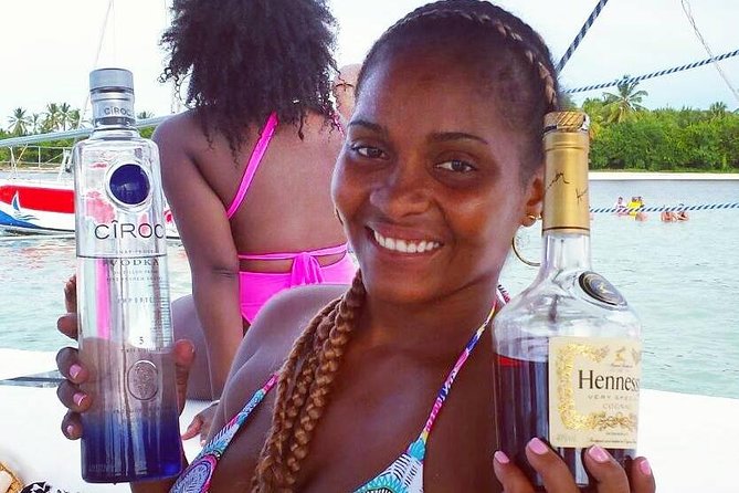 Private Adult Only Hip Hop Party Boat with Live DJ - Live hip-hop DJ + open bar: the onboard party formula