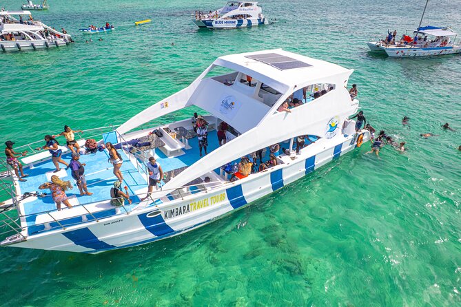 Private Family Boat at Punta Cana - When the bar opens: cocktails, music, and a party cruise rhythm