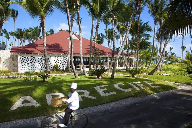 Private Transfer Punta Cana Airport to/from Grand Palladium Palace Punta Cana - SMS pickup directions from Julio the day before