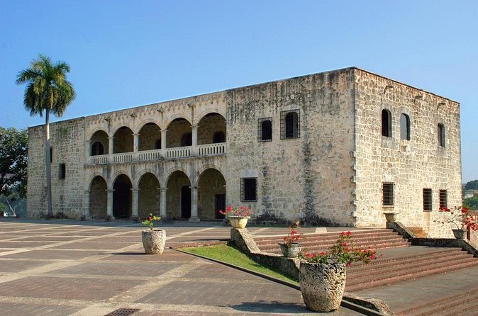 Santo Domingo - National Pantheon: how a Jesuit church became a resting place