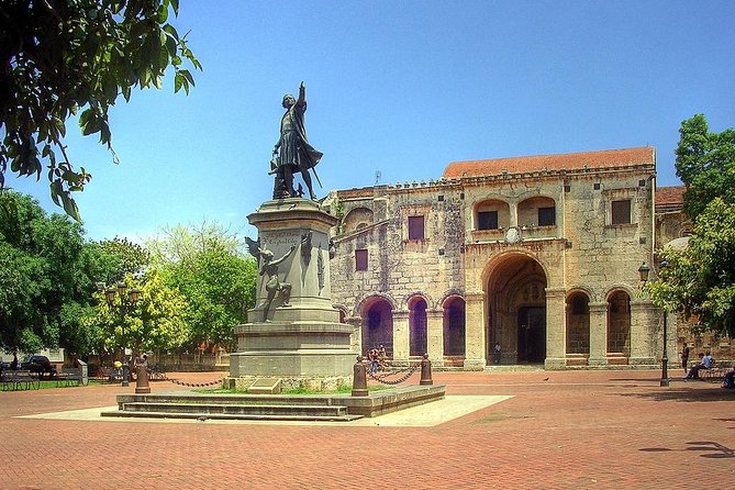 Santo Domingo City Tours Full Day From Punta Cana - El Conde and the colonial streets: walking where the city started