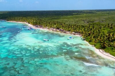 Saône Island in Catamaran and speedboat (blue lagoon) swimming pool. - Isla Saona stop: sea stars, palm beaches, and the channel between islands
