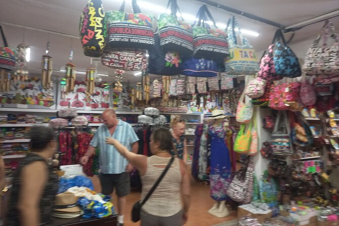 Shopping or souvenirs in Plaza Bávaro - How the time window shapes your shopping choices