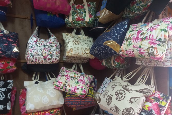 Shopping or souvenirs in Plaza Bávaro - What’s included, what’s not, and how to avoid surprises