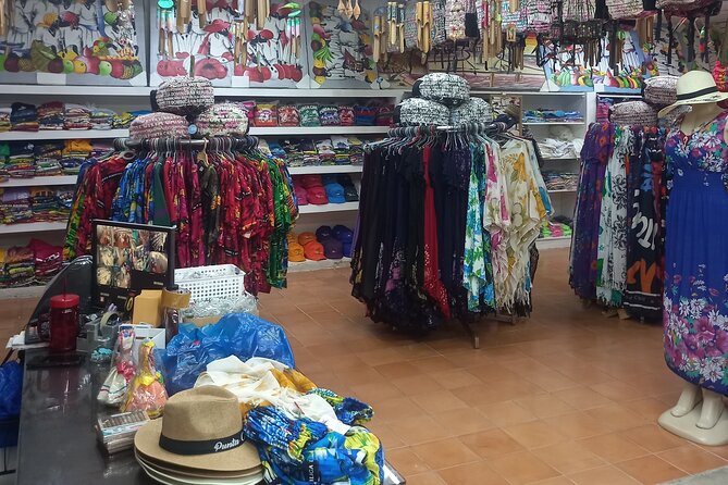 Shopping or souvenirs in Plaza Bávaro - Weather and heat: plan around good conditions