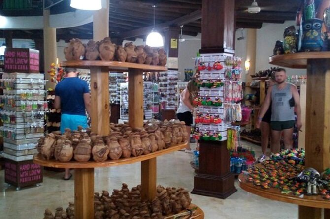 Shopping Tour In Don Lucas Cigar Factory, Rum tasting, Cocoa factory, Souvenirs - Painters Exhibition and the Souvenir Walk: Gifts, Magnets, Cups, and Handmade Odds